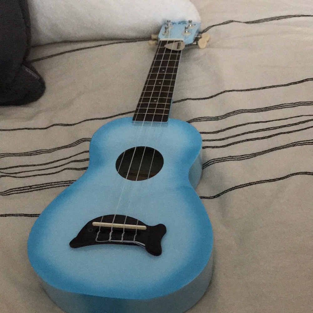 MAKALA ukulele with pick very nice barely used.